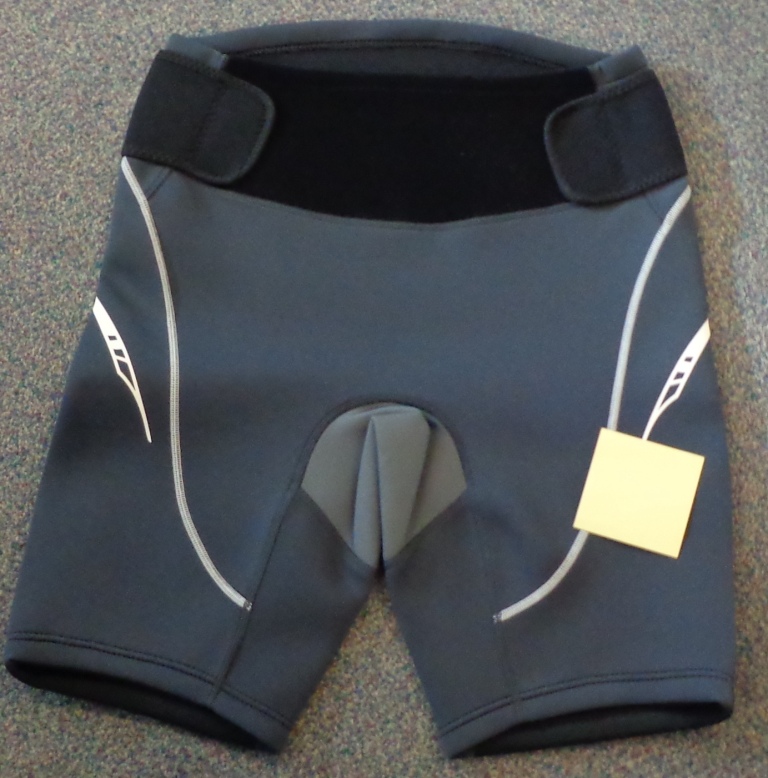 KNITTED WETSUIT SHORTS FOR UNISEX. ENVELOPING EACH LEG SEPARATELY, REACHING DOWN TO JUST ABOVE THE KNEES. CONSTRUCTED OF 1.5-2 MM NEOPRENE PANELS SEWN TOGETHER. COVERED ON BOTH SURFACES WITH A KNITTED TEXTILE (NYLON). NOT VISIBLEY COATED. ADJUSTABLE WAISTBAND WITH TWO VELCRO FASTENINGS ON FRONT - NO OTHER FASTENINGS OR OPENINGS ON ITEM. 2MM PADDED PANEL ON REAR - PRINTED LOGO ON LEFT LEG. PACKAGED IN A CLEAR PLASTIC BAG.