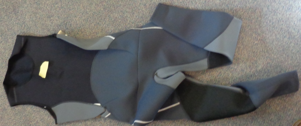 KNITTED  ALL IN ONE WETSUIT - FOR UNISEX. SLEEVELESS - COVERING THE TORSO - ENVELOPING EACH LEG SEPARATELY - REACHING DOWN TO THE ANKLES. CONSTRUCTED OF 3.2 MM NEOPRENE PANELS SEWN TOGETHER - COVERED ON BOTH SURFACES WITH A KNITTED TEXTILE (NYLON). NOT VISIBLEY COATED. NO FASTENINGS OR OPENINGS ON ITEM. 2MM PADDED PANEL ON SEAT AND KNEES - PRINTED LOGO ON LEFT LEG AND CHEST AND CENTRE BACK. PACKAGED IN A CLEAR PLASTIC BAG