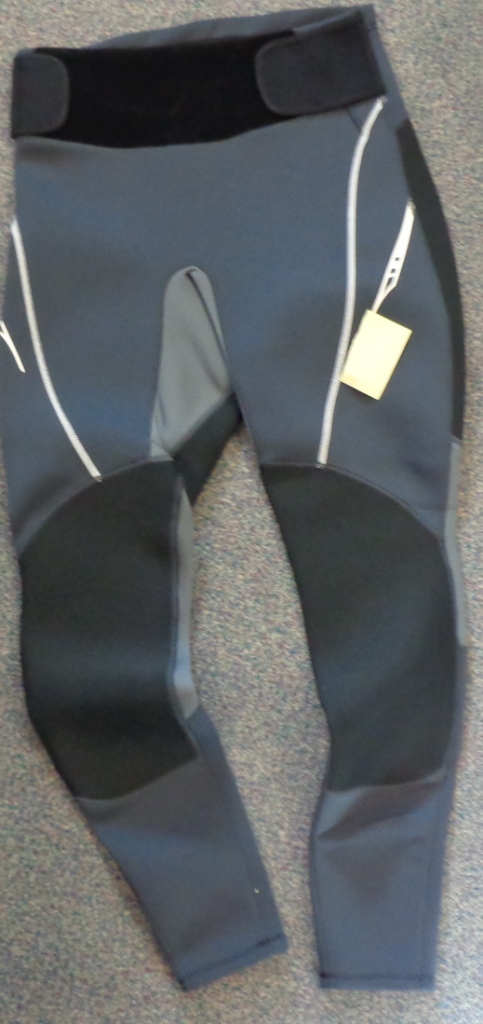KNITTED WETSUIT TROUSERS FOR UNISEX. ENVELOPING EACH LEG SEPARATELY, REACHING DOWN TO THE ANKLES. CONSTRUCTED OF 1.5-2 MM NEOPRENE PANELS SEWN TOGETHER -  COVERED ON BOTH SURFACES WITH A KNITTED TEXTILE (NYLON). NOT VISIBLEY COATED. ADJUSTABLE WAISTBAND WITH TWO VELCRO FASTENINGS ON FRONT, NO OTHER FASTENINGS OR OPENINGS ON ITEM. 2MM PADDED PANEL ON REAR AND KNEES - PRINTED LOGO ON LEFT LEG. PACKAGED IN A CLEAR PLASTIC BAG.