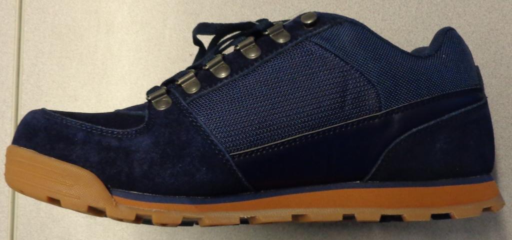 A LEISURE SHOE IN NAVY BLUE. WITH UPPERS OF SUEDE, PLASTIC AND TEXTILE. THE SUEDE PREDOMINATES AND IS THE VIABLE UPPER. NOT COVERING THE ANKLE. OUTER SOLE OF RUBBER WITH CHUNKY TREAD - INNER SOLE LENGTH EXCEEDING 24CM. LACE-UP FASTENING WITH METAL EYELETS. BRAND LOGO ON TONGUE AND ON SOLE. PUT UP FOR RETAIL SALE AS UNISEX.