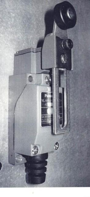 LIMIT SWITCH, ALSO KNOWN AS A SNAP-ACTION SWITCH. THE DEVICE IS AN AUTOMATED MECHANICAL SWITCH FOR SWITCHING AN ELECTRICAL SIGNAL ON AND OFF. THE DEVICE CAN COPE WITH A VOLTAGE OF 80 TO 240 VOLTS ALTERNATING CURRENT (AC), AT 5 AMPS. THE DEVICE IS MADE OF STEEL. THE DEVICE IS PART OF A HIGH PRESSURE DIE CASTING MACHINE. THE DEVICE IS NOT MACHINE SPECIFIC AND CAN BE USED ON OTHER MACHINES.