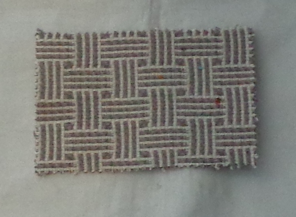 A DECORATIVE JACQUARD WEAVE WOVEN FABRIC OF CARDED COTTON AND POLYESTER. PATTERNED. OF DYED YARNS OF DIFFERENT COLOURS. 710 GRAMS PER M2 . AVERAGE YARN COUNT IS 4.3. VALUE EXCEEDS 17.5 EUROS PER KG.