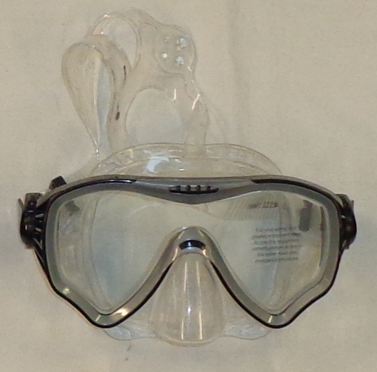 AN ADULT UNDERWATER MASK MADE OF PLASTIC. DESIGNED TO COMPLETELY COVER THE EYES AND NOSE. FEATURING AN ADJUSTABLE HEAD STRAP. ENABLES VISION UNDERWATER. PACKAGED IN A POLYTHENE BAG WITH A SHAPED PROTECTIVE PACKING INSERT.INSTRUCTIONS INCLUDED.