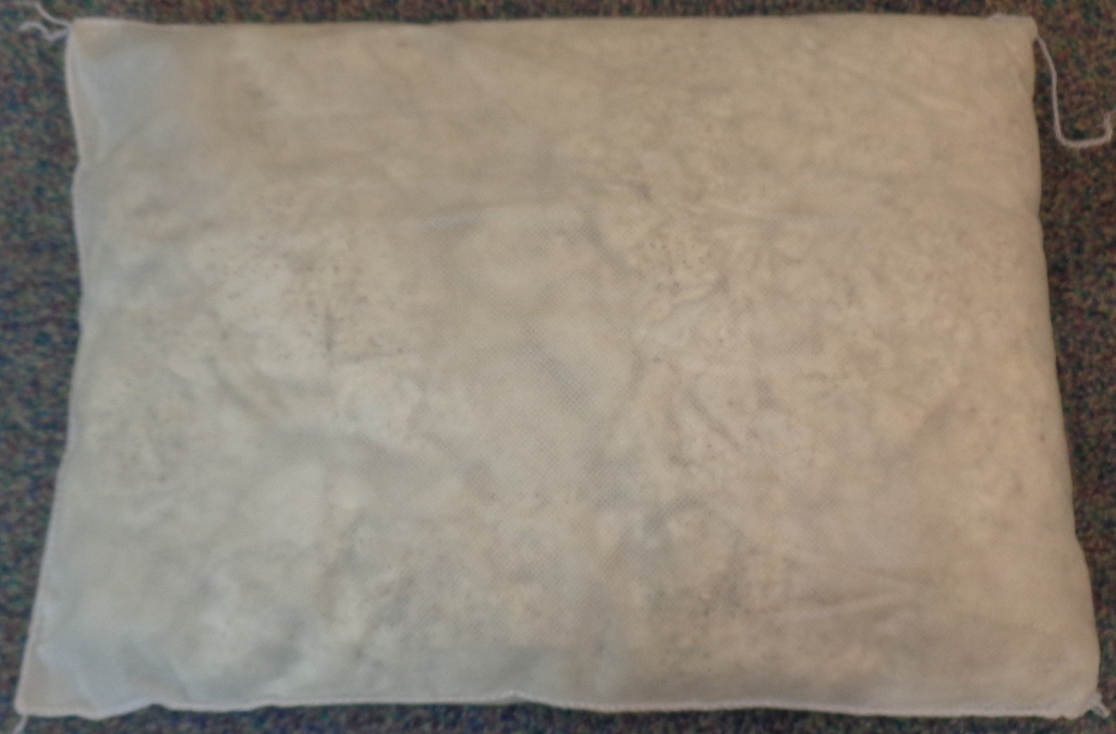 AN ABSORBENT PILLOW WITH A SPUNBONDED POLYPROPYLENE OUTER COVER HEMMED ON ALL SIDES. FILLED WITH RECYCLED COTTON  FIBRE (WADDING). WHITE IN COLOUR. MEASURING 30CM X 40CM. TO BE USED TO ABSORB SPILLS.