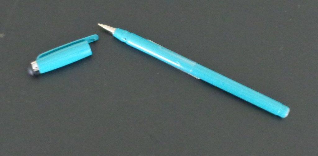 A DISPOSABLE PLASTIC BALLPOINT PEN WITH A REMOVABLE LID. THE LID HAS A RUBBER TIP ON THE END WHICH CAN BE USED AS A STYLUS ON ELECTRONIC TOUCH-SCREEN DEVICES SUCH AS IPAD AND SIMILAR PRODUCTS. LENGTH: 15.5CM.