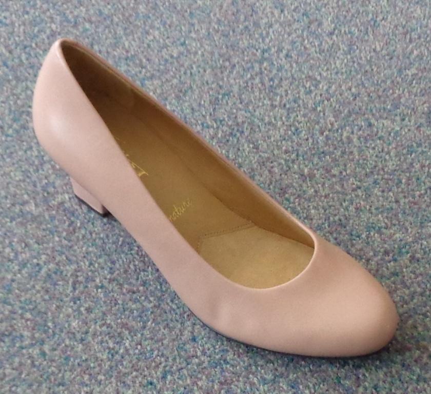 A SLIP ON SHOE FOR WOMEN. UPPERS OF LEATHER. NOT COVERING THE ANKLE. 2 INCH HEEL. SOLE OF LEATHER. INSOLE LENGTH OF MORE THAN 24 CMS. COLOUR BLUSH (PINK).