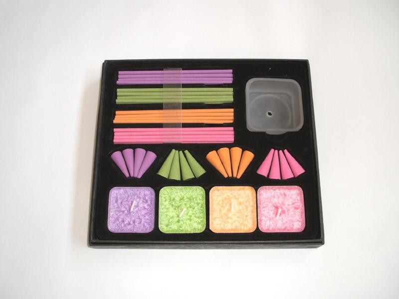 AROMA INCENSE SET CONSISTING OF 4 BUNDLES OF INCENSE STICKS, 4 FRAGRANCED TEALIGHTS, CONES AND A GLASS INCENSE HOLDER. PACKED AS A SET IN A CARDBOARD BOX..