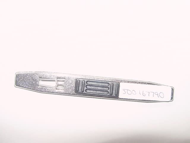A FITTING FOR A LOOSE-LEAF BINDER OR FILE A COMPRESSOR BAR. CONSISTS OF A THIN METAL BAR TAPERED AT EACH END AND ELECTROPLATED WITH A NICKEL FINISH. THE BAR HAS TWO HOLES FOR INSERTING THE LEVER ARCH MECHANISM RINGS AND CONTAINS TWO WIRES AND A LEVER/BUTTON TO CLAMP THE WIRES TO THE LEVER ARCH RINGS.