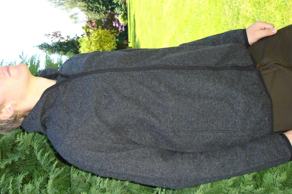 A WOVEN JACKET FOR UNISEX. DESIGNED TO COVER THE UPPER PART OF THE BODY FROM THE SHOULDERS TO THE HIPS. WITH A COMPLETE FRONT OPENING FASTEN WITH A ZIP. WITH LONG SLEEVES WITH POCKETS. WITH A HOOD. 100 PER CENT MERINO WOOL.