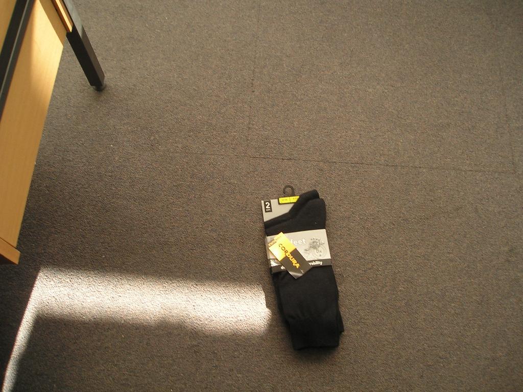 A PACKET OF 2 PAIRS OF KNITTED SOCKS. OF 54 PERCENT POLYAMIDE, 45 PERCENT COTTON AND 1 PERCENT OF ELASTANE LYCRA. PACKAGED IN A CARDBOARD SLEEVE.