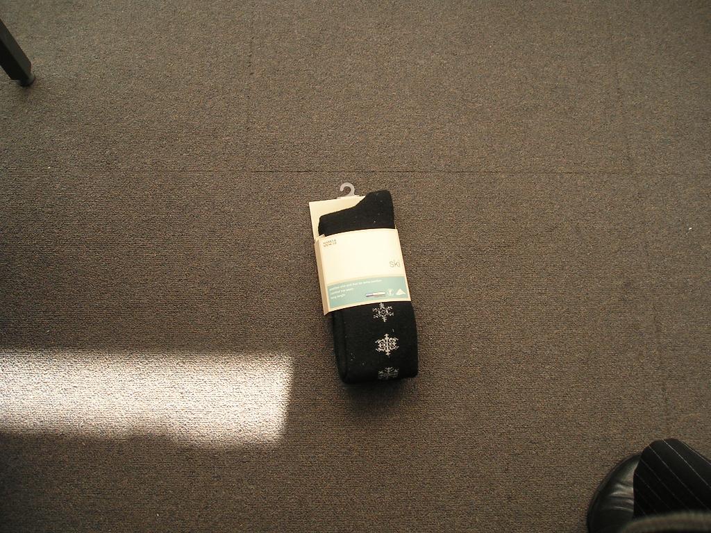 A PAIR OF KNITTED SOCKS. OF 63 PERCENT POLYESTER, 24 PERCENT POLYAMIDE, 12 PERCENT COTTON AND 1 PERCENT ELASTANE LYCRA. PACKAGED IN A CARDBOARD SLEEVE.