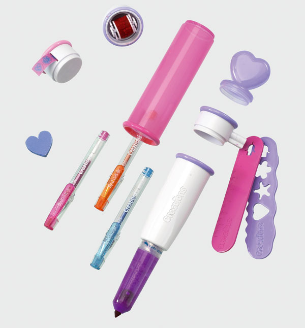 EIGHT PIECE STATIONERY SET CONTAINED IN ONE LARGE PLASTIC PEN AND POD APPROX. 30cm LENGTH.  SET CONSISTS OF A FELT TIP TWISTABLE MARKER, THREE MINI GLITTER PENS, STAMPER, STICKER ROLL, MINI STICKY NOTES, STENCILS, RULER AND A STORAGE POD THAT IS PART OF THE PEN. THE PENS ARE CONSIDERED TO GIVE THE SET ITS ESSENTIAL CHARACTER. EACH OF THE ABOVE IS STORED IN THE PENS POD.