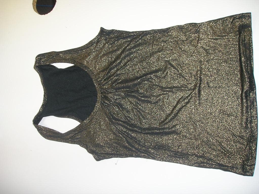 LADIES KNITTED SPARKLY VEST. DESIGNED TO COVER THE UPPER PART OF THE BODY FROM THE SHOULDERS TO THE HIPS. WITHOUT SLEEVES. WITH ROUND NECK. MADE OF 70 PERCENT LYOCELL AND 30 PERCENT POLYAMIDE.