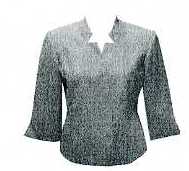 WOVEN JACKET FOR WOMEN.  REACHING DOWN TO BELOW THE WAIST.  V NOTCH NECKLINE WITH COLLAR.  COMPLETE FRONT OPENING FASTENED BY SINGLE BUTTON AT WAIST.  LONG SLEEVES.  HEMMED AT BASE.  LINED. OF POLYESTER. PACKED WITH A BROOCH CLASSIFIED SEPARATELY IN CASE 118115206
