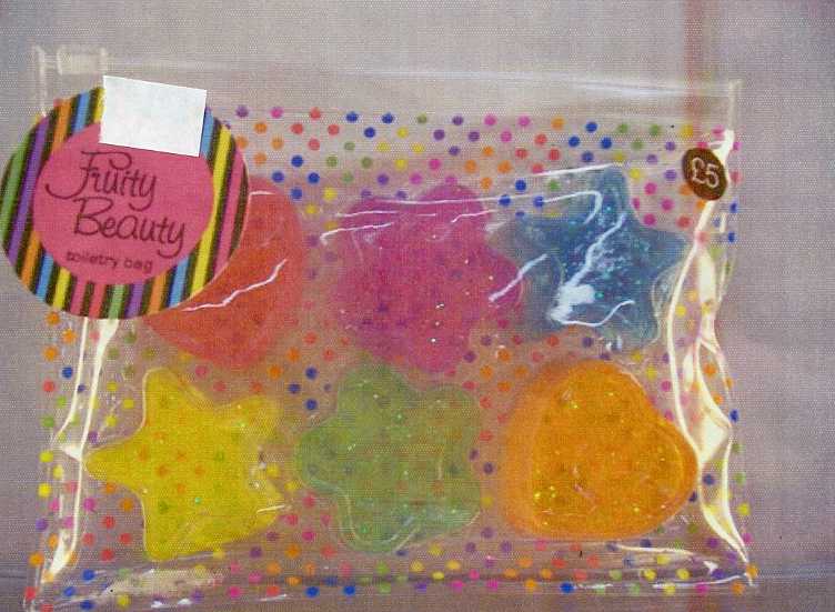 GLITTERY TOILET SOAP. PRESENTED  PACKAGED AS A SET OF SIX IN A POLKA DOT PRINTED PVC BAG WITH A SLIDER CLOSURE.  IN THREE DIFFERENT SHAPES, IN SIX DIFFERENT COLOURS. IN VARIOUS FRUITY FRAGRANCES.