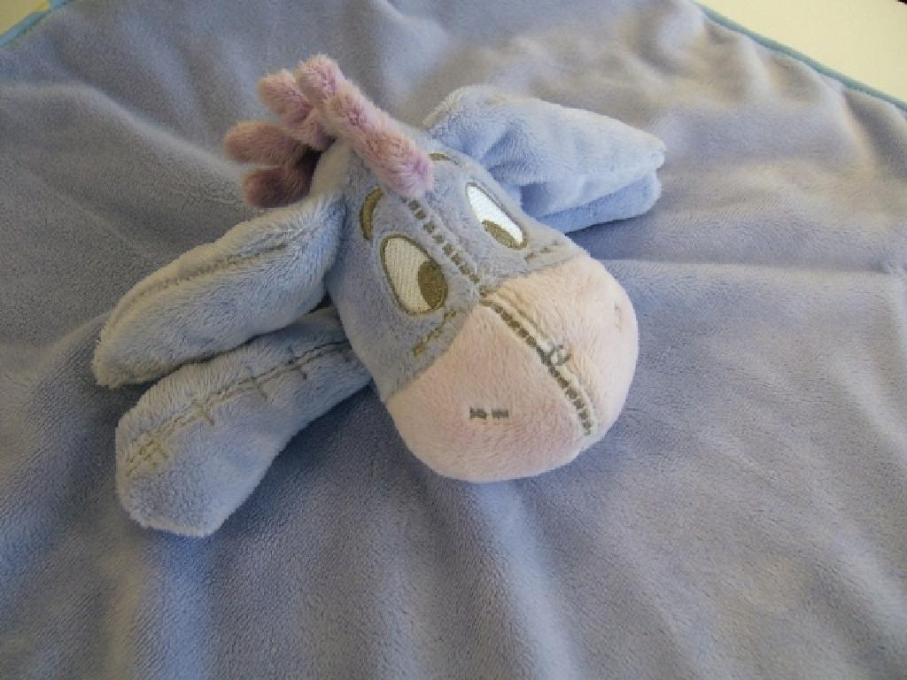 BABY'S KNITTED COMFORTER MEASURING 45 X 45 CMS MADE OF 100 PER CENT POLYESTER WITH A TOY IN THE SHAPE OF A DONKEY STITCHED TO THE MIDDLE AND TAIL. BLUE IN COLOUR THIS BTI REPLACES GB 500670292 WHICH IS INVALID.