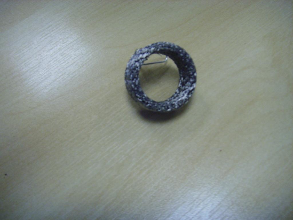 ANTI VIBRATION WASHER OF  KNITTED 310 STAINLESS STEEL WIRE. MEASURES APPROXIMATELY 33MM EXTERNAL DIAMETER X 15MM. FOR USE AS AN AUTOMOTIVE PART.