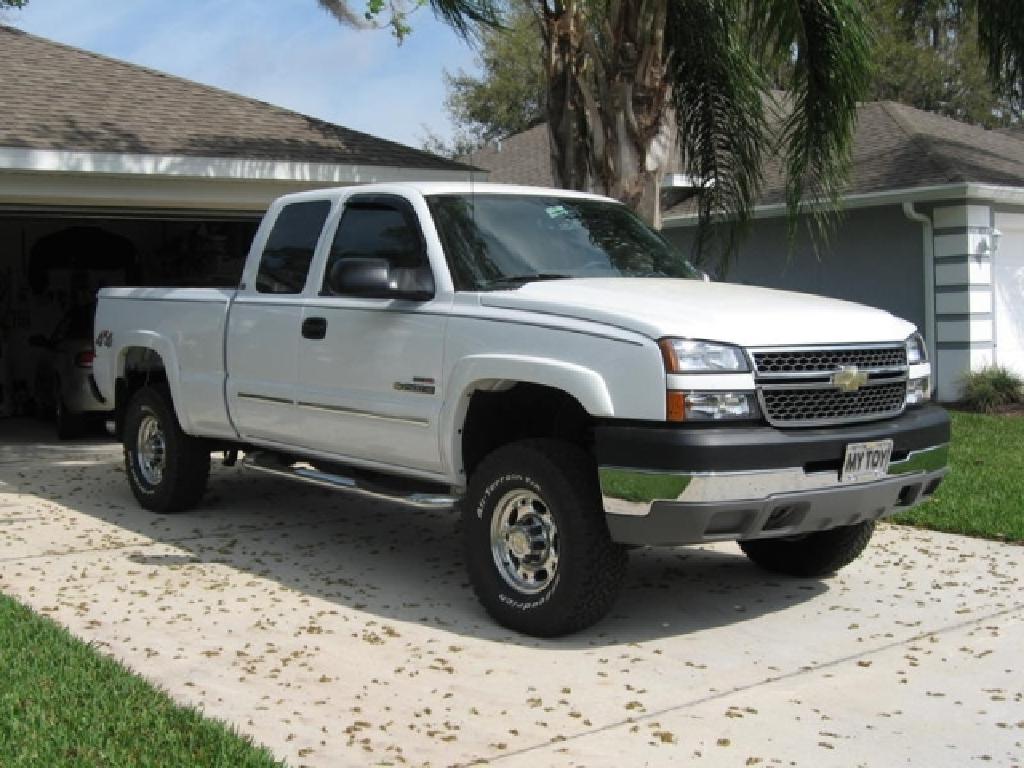 LEFT HAND DRIVE PICK UP TRUCK STYLE VEHICLE WITH A PASSENGER COMPARTMENT THAT IS SEPARATE FROM THE OPEN LOAD SPACE. IT HAS SIX SEATS (IN TWO ROWS) AND FOUR DOORS. WITH A 6.6L V8 DIESEL ENGINE, 4WD, AIR CONDITIONING, POWER LOCKS, SEATS AND WINDOWS, LEATHER INTERIOR, CRUISE CONTROL AND SAT NAV.