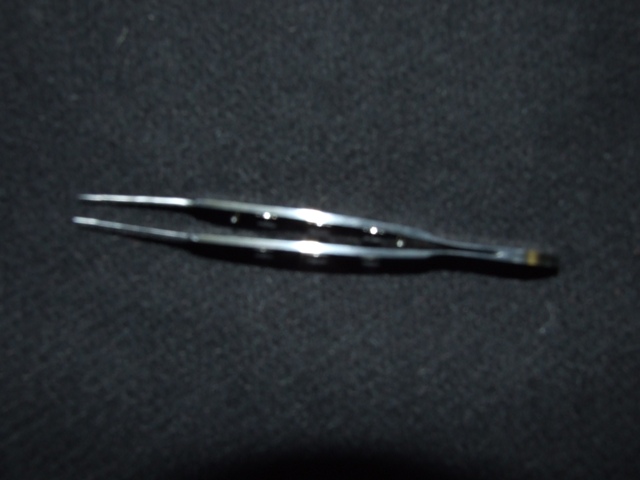 OPTHALMIC TYING FORCEPS. OF STAINLESS STEEL. DESIGNED TO TIE SUTURES. NON STERILE BUT WILL BE STERILISED BEFORE USE.