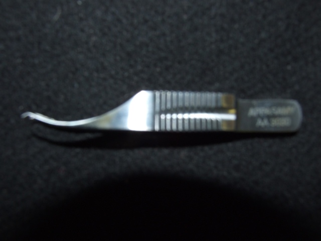 OPTHALMIC FORCEPS. OF STAINLESS STEEL. DESIGNED TO GRASP THE CORNEA, SCLERA EDGE OR IRIS TISSUE AS WELL AS TYING SUTURES. NON STERILE BUT WILL BE STERILISED BEFORE USE.
