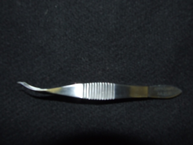 OPTHALMIC FORCEPS. OF STAINLESS STEEL. DESIGNED TO GRASP THE CORNEA, SCLERA EDGE OR IRIS TISSUE AS WELL AS TYING SUTURES. NON STERILE BUT WILL BE STERILISED BEFORE USE.
