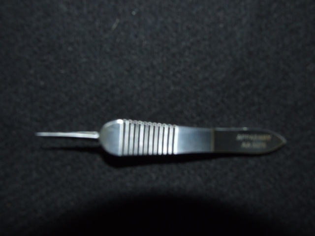 OPTHALMIC SUTURING FORCEPS. OF STAINLESS STEEL. DESIGNED TO TIE SUTURES. NON STERILE BUT WILL BE STERILISED BEFORE USE.