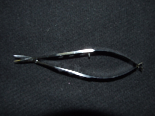 OPTHALMIC SCISSORS. OF STAINLESS STEEL. DESIGNED FOR BOTH SHARP AND BLUNT DISSECTION. NON STERILE BUT WILL BE STERILISED BEFORE USE.