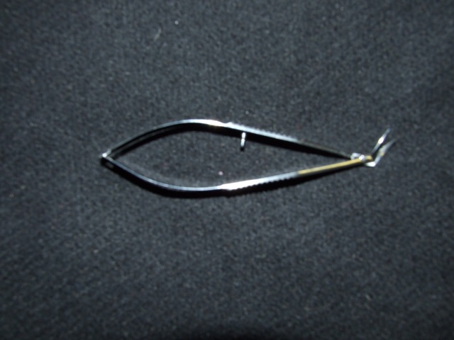 OPTHALMIC SCISSORS. OF STAINLESS STEEL. DESIGNED FOR CUTTING PRIMARILY CORNEAL AND SCLERAL STRUCTURES. NON STERILE BUT WILL BE STERILISED BEFORE USE.
