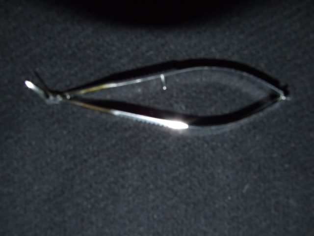 OPTHALMIC SCISSORS. OF STAINLESS STEEL. DESIGNED FOR CUTTING PRIMARILY CORNEAL AND SCLERAL STRUCTURES. NON STERILE BUT WILL BE STERILISED BEFORE USE.