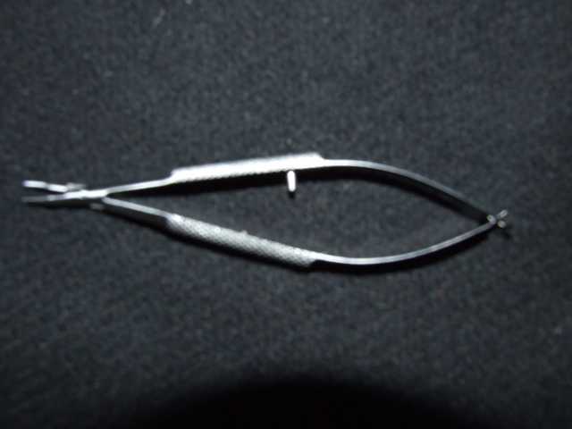 OPTHALMIC NEEDLE HOLDER. OF STAINLESS STEEL. DESIGNED FOR HOLDING NEEDLES AS PART OF THE SUTURING PROCESS. NON STERILE BUT WILL BE STERILISED BEFORE USE.