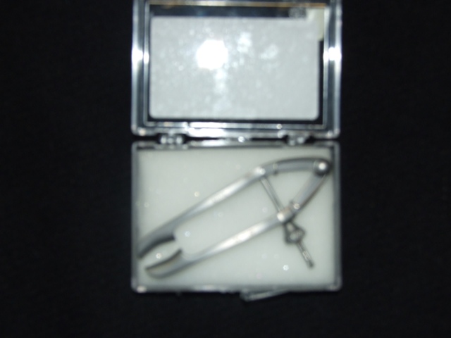 OPTHALMIC SPECULUM. OF STAINLESS STEEL. DESIGNED TO HOLD THE EYELIDS APART DURING PROCEDURES. NON STERILE BUT WILL BE STERILISED BEFORE USE.