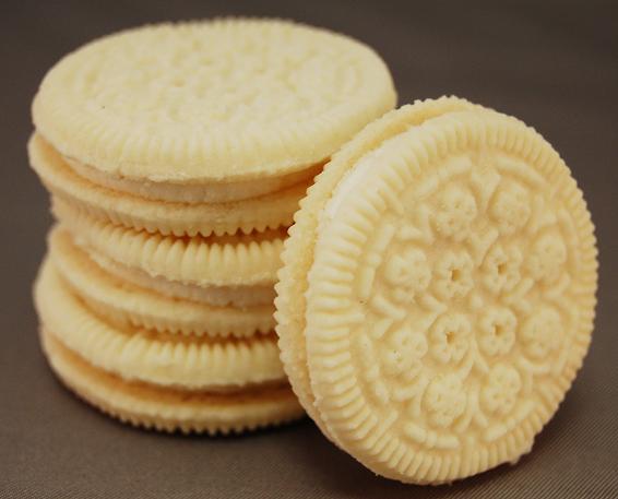 VANILLA SANDWICH COOKIES. GLUTEN FREE, DAIRY FREE, NUT FREE, EGG FREE SANDWICH COOKIES. INGREDIENTS: ICING ((ICING SUGAR, CORN STARCH), VEGETABLE FAT (NON HYDROGENATED), VANILLA FLAVOR, EMULSIFIER: SOY LECITHIN, SALT), SUGAR, PEA STARCH, POTATO STARCH, VEGETABLE OIL (NON HYDROGENATED), WHITE RICE FLOUR, WATER, TAPIOCA STARCH, GLUCOSE, PEA PROTEIN, THICKENER: SODIUM CARBOXY METHYLCELLULOSE, SALT, VANILLA (0.25%), PEA FIBRE, THICKENER: GUAR GUM, INULIN, RAISING AGENT: SODIUM BICARBONATE, EMULSIFIER: SOY LECITHIN SIMPLIFIED PROCESS: PRODUCT IS MIXED, BAKED, ICED, ASSEMBLED, PACKAGED, AND TESTED IN OUR OWN FACILITIES. . PACKAGING & CONSERVATION: 225G (7OZ) PACKAGE, COOKIES PLACED IN PLASTIC TRAYS AND FLOW WRAPPED)