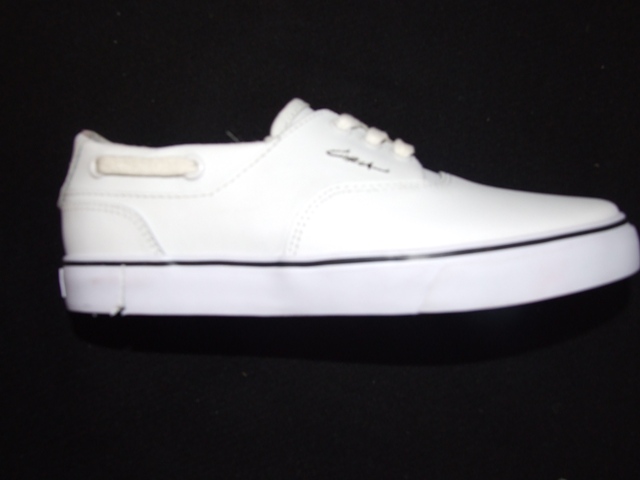 A CHILDS LACE UP SKATEBOARDING SHOE.  WHITE IN COLOUR. WITH LEATHER UPPERS AND RUBBER OUTER SOLES. NOT COVERING THE ANKLE. WITH TECHNICAL FEATURE IN THE FORM OF A SHOCK ABSORBING CUSHIONING PAD DESIGNED TO ABSORB IMPACT. TREAD PATTERN DESIGNED FOR IMPROVED SKATEBOARD GRIP. INSOLE LENGTH LESS THAN 24CMS. CIF PRICE ABOVE 7.5 EURO. WITH LOGOS ON UPPERS, HEEL AND OUTER SOLE. PACKAGED IN A CARDBOARD BOX.
