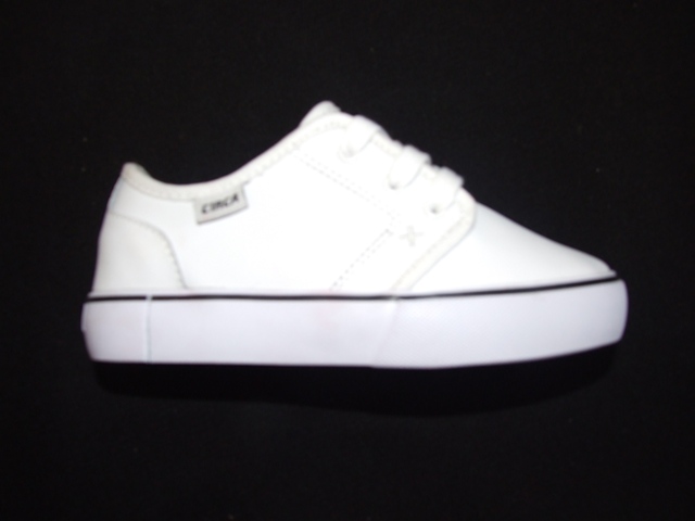 A CHILDS LACE UP SKATEBOARDING SHOE. WITH LEATHER UPPERS AND RUBBER OUTER SOLES. NOT COVERING THE ANKLE. WITH TECHNICAL FEATURE IN THE FORM OF A SHOCK ABSORBING CUSHIONING PAD DESIGNED TO ABSORB IMPACT. TREAD PATTERN DESIGNED FOR IMPROVED SKATEBOARD GRIP. INSOLE LENGTH LESS THAN 24CMS. CIF PRICE ABOVE 7.5 EURO. WITH LOGOS ON UPPERS, HEEL, TONGUE AND OUTER SOLE.
PACKAGED IN A CARDBOARD BOX.