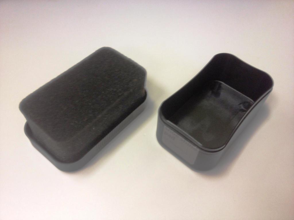 A SILICONE IMPREGNATED SPONGE DESIGNED TO GIVE LEATHER AND VINYL SHOES AND ACCESSORIES AN IMMEDIATE BUFFED FINISH. PRESENTED IN A DURABLE PLASTIC CASING.