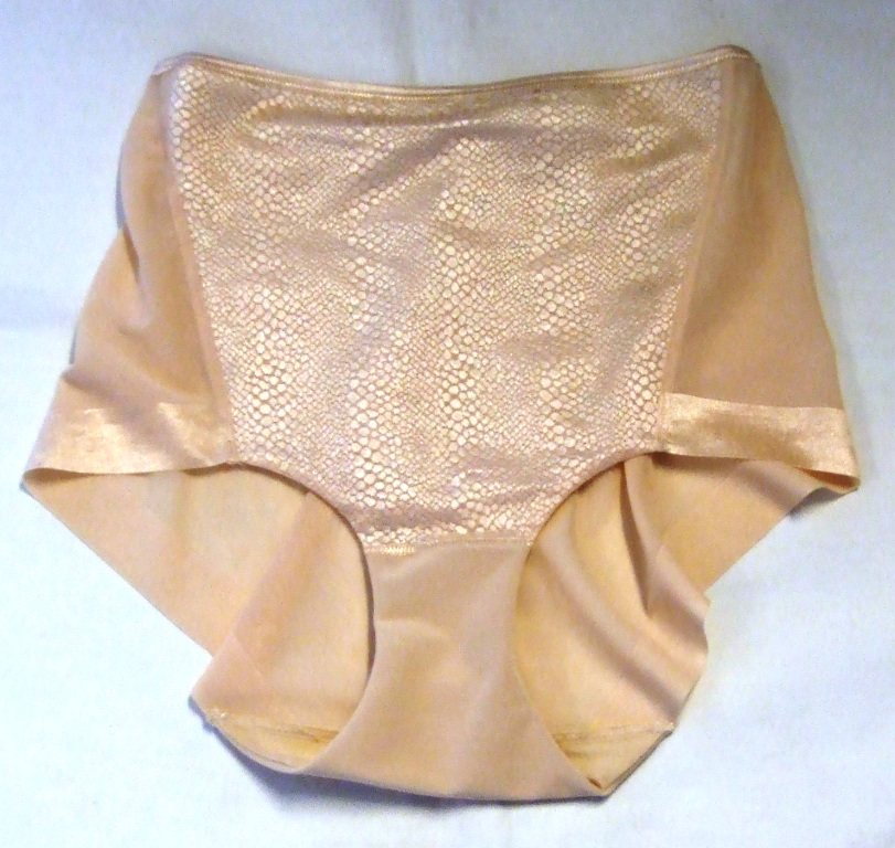 MAGIC SHAPEWEAR KNICKER COMPRISING OF ELASTANE MESH , 74% NYLON, 26%  ELASATNE. LEG PANELS 61% NYLON, 39% NYLON. WITH ADDITIONAL CENTRE FRONT PANEL,  82% NYLON,18% ELASATNE MESH. ELASTANE GUSSET WITH COTTON LINER.