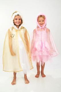 A  KNITTED SHEER ORGANZA (NYLON) HOODED CAPE FOR GIRLS. THIS HOOD OF THIS CAPE IS EDGED WITH DECORATIVE MARABOU FEATHERS. THIS CAPE HAS SOME SEQUIN DETAIL ON THE FRONT OF IT. THIS CAPE IS DESIGNED TO BE WORN BY GIRLS AS PART OF DRESSING UP / IMAGINATIVE PLAY. THIS ITEM IS PACKAGED IN A POLY BAG FOR RETAIL SALE. THE WHOLESALE VALUE OF THIS ITEM IS £10.00.