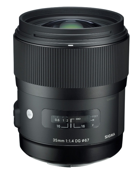 AN OBJECTIVE LENS FOR A PHOTOGRAPHIC CAMERA. WITH THE LENS HAVING A FOCAL LENGTH OF 35MM CONSISTING OF GLASS OR PLASTIC WITH A FRONT DIAMETER OF 67MM AND OVERALL DIAMETER OF 77MM. LENS LENGTH 94MM. CONSTRUCTION: 13 ELEMENTS IN 11 GROUPS. WEIGHT 665.