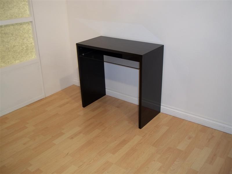 A COMPUTER DESK, MADE OF MDF, COVERED WITH POLISHED POLYURETHANE.  IT HAS ONE GLASS SHELF.  DIMENSIONS 80CM X 40CM X 75CM. STUDY/OFFICE FURNITURE.