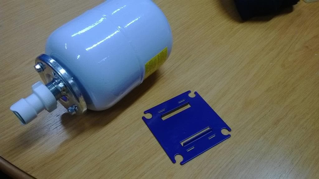 2 LITRE ACCUMULATOR TANK USED IN FRESHWATER SYSTEMS ON BOATS LESS THAN 80FT LONG. IT IS MOUNTED ONTO A METAL PLATE AND COMES WITH PLUMBING FIXINGS. THE TANK CONTAINS A RUBBER DIAPHRAGM AND A PRECHARGE PRESSURE OF 1.5 BAR. IT DOES NOT HAVE A PUMP FITTED TO IT. MADE OF STEEL.