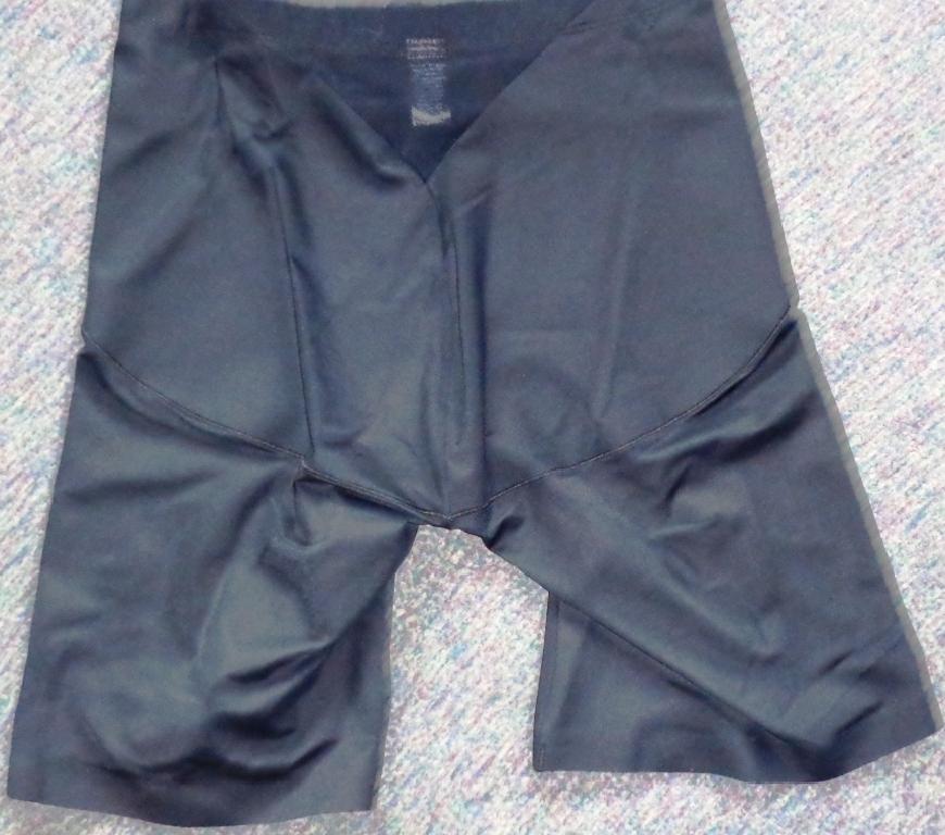 A TUMMY CONTROL CYCLING SHORT UNDERGARMENT INTENDED TO FLATTEN THE STOMACH. MADE OF POLYAMIDE AND ELASTANE. THINNER SEE-THROUGH AREAS TO THE SIDES, EXTENDING DIAGONALLY DOWN. BLACK IN COLOUR