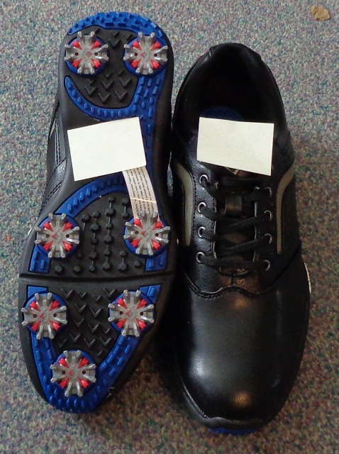 GOLF SHOES FOR MEN. WITH UPPERS OF LEATHER AND POLYURETHANE WHERE THE LEATHER PREDOMINATES. WITH SYNTHETIC SOLES WITH MOULDED SPIKES ON THE SOLE AND THE HEEL. LACE UP FASTENING. WITH APPLIED LOGO ON THE TONGUE, THE SIDES OF THE SOLE AND THE INSTEP. BLACK IN COLOUR WITH GREY STRIPE ON EACH SIDE. PRESENTED IN A PRINTED CARDBOARD BOX.