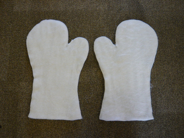 PRECISION CUT SHAPED WADDING MADE OF 100% POLYFELT POLYESTER FIBRE 260 GSM.  THE WADDING IS USED TO PROVIDE THERMAL PROTECTION CHARACTERISTIC IN A TEXTILE OVEN GAUNTLET.