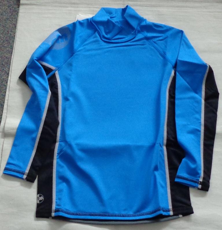 CHILDS LIGHTWEIGHT, FINE KNIT, TURTLE NECK PULLOVER FOR UNISEX. REACHING DOWN TO BELOW THE WAIST. CLOSE FITTING. ROUND NECK WITH COLLAR (MEASURING APPROXIMATELY 6CM DEEP AT THE FRONT). WITHOUT OPENING. WITH LONG SLEEVES. HEMMED AT SLEEVE ENDS AND AT BASE OF GARMENT. WITH FLAT LOCKED SEAMS. 92% NYLON AND 8% ELASTANE. 4 WAY STRETCH FABRIC WITH 50 PLUS UV PROTECTION. WITH PRINTED LOGO ON RIGHT SLEEVE AND LOWER LEFT BACK. PACKED IN A PLASTIC BAG.