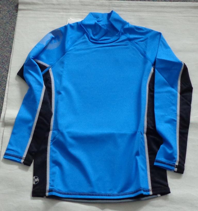 A LIGHTWEIGHT, FINE KNIT, TURTLE NECK PULLOVER FOR UNISEX. REACHING DOWN TO BELOW THE WAIST. CLOSE FITTING. ROUND NECK WITH COLLAR (MEASURING APPROXIMATELY 6CM DEEP AT THE FRONT). WITHOUT OPENING. WITH LONG SLEEVES. HEMMED AT SLEEVE ENDS AND AT BASE OF GARMENT. WITH FLAT LOCKED SEAMS. 92% NYLON AND 8% ELASTANE. 4 WAY STRETCH FABRIC WITH 50 PLUS UV PROTECTION. WITH PRINTED LOGO ON RIGHT SLEEVE AND LOWER LEFT BACK. PACKED IN A PLASTIC BAG.
