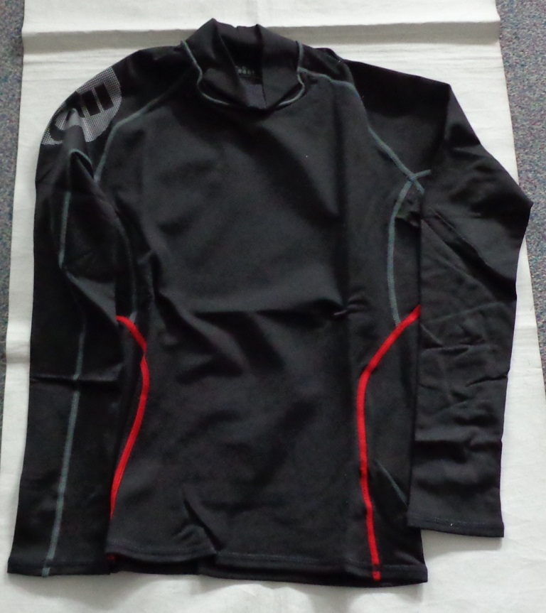 CHILDS LIGHTWEIGHT, FINE KNIT, TURTLE NECK PULLOVER FOR UNISEX. REACHING DOWN TO BELOW THE WAIST. CLOSE FITTING. ROUND NECK WITH COLLAR (MEASURING APPROXIMATELY 6.5CM DEEP AT THE FRONT). WITHOUT OPENING. WITH LONG SLEEVES. HEMMED AT SLEEVE ENDS AND AT BASE OF GARMENT. WITH FLAT LOCKED SEAMS. 100% POLYPROPYLENE. 4 WAY STRETCH WICKING FABRIC IS HYDROPHOBIC SO WATER IS REPELLED, WITH 50 PLUS UV PROTECTION. WITH PRINTED LOGO ON RIGHT SLEEVE. PACKED IN A PLASTIC BAG.