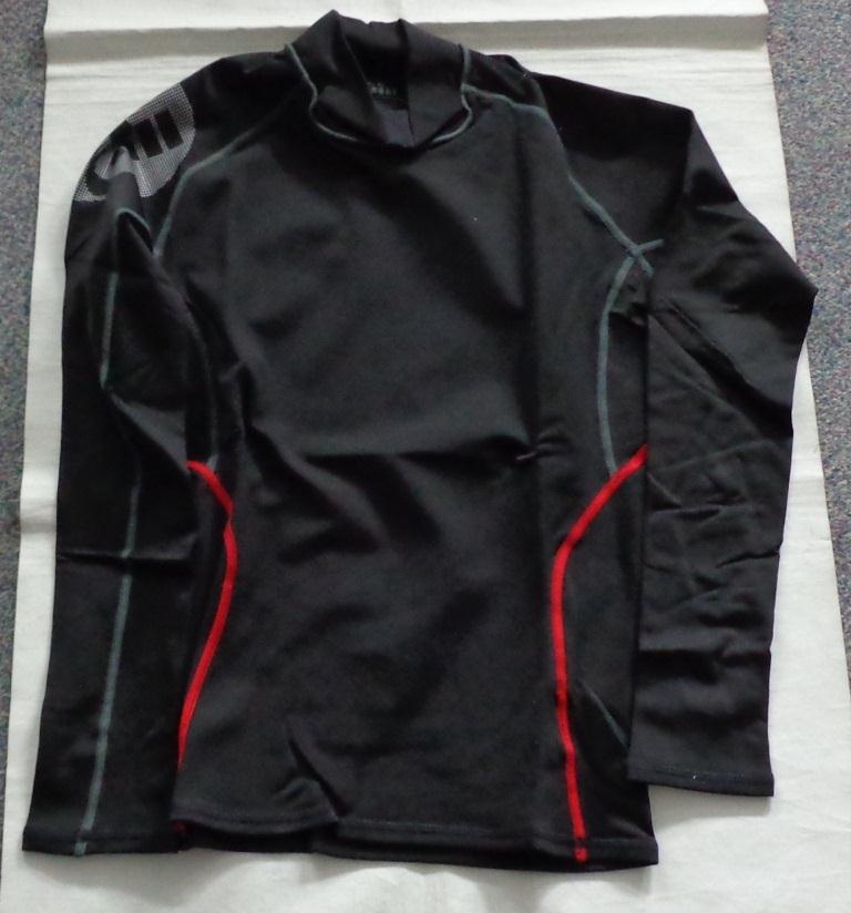A LIGHTWEIGHT, FINE KNIT, TURTLE NECK PULLOVER FOR UNISEX. REACHING DOWN TO BELOW THE WAIST. CLOSE FITTING. ROUND NECK WITH COLLAR (MEASURING APPROXIMATELY 6.5CM DEEP AT THE FRONT). WITHOUT OPENING. WITH LONG SLEEVES. HEMMED AT SLEEVE ENDS AND AT BASE OF GARMENT. WITH FLAT LOCKED SEAMS. 100% POLYPROPYLENE. 4 WAY STRETCH WICKING FABRIC IS HYDROPHOBIC SO WATER IS REPELLED, WITH 50 PLUS UV PROTECTION. WITH PRINTED LOGO ON RIGHT SLEEVE. PACKED IN A PLASTIC BAG.