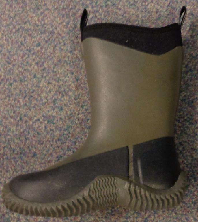 CHILDRENS NEOPRENE WELLINGTON SIZE 6-12. WATERPROOF. ARTICLE IS COLOURED GREEN WITH A BLACK TRIM. THE UPPER IS MADE OF A NEOPRENE RUBBER WITH A  BLACK TEXTILE INSIDE THE BOOT. THE UPPER HAS AN EXTRA LINING OF BLACK NEOPRENE JUST ABOVE THE SOLE AROUND THE SIDES OF THE UPPER BUT DOES NOT COVER THE ENTIRE BOOT. THERE IS A COLOURED LOGO ON THE RIGHT HAND SIDE. ARTICLE CLEARLY COVERS THE ANKLE BUT DOES NOT COVER THE KNEE. THE SOLE IS OF A THICK RUBBER COLOURED GREEN WITH A MOULDED GRIP. THE UPPER IS NOT FIXED TO THE SOLE NOR ASSEMBLED BY STITCHING, RIVETING, NAILING, SCREWING, PLUGGING OR SIMILAR PROCESSES.