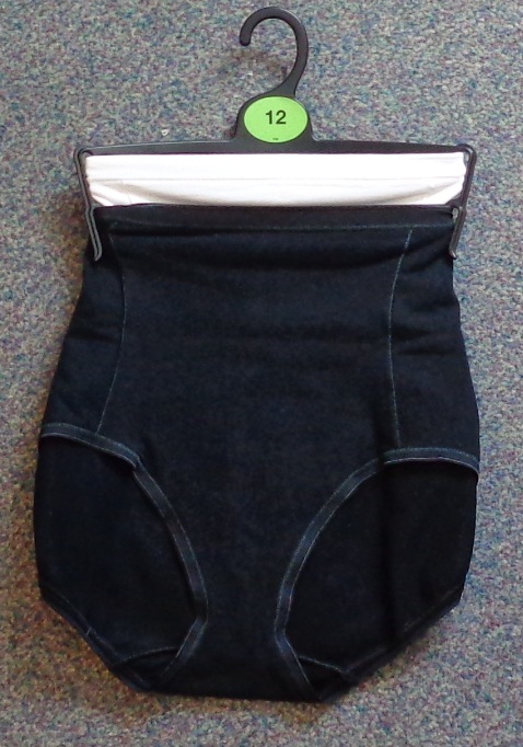FIRM CONTROL COTTON RICH BRIEFS FOR TUMMY CONTROL.

THESE KNITTED LADIES BRIEFS MEASURE APPROXIMATELY 18 CMS AT THE SIDE, HAVE ELASTICATED WASTE AND ARE HEMMED AROUND THE LEG OPENINGS.

COMPOSITION: 91% COTTON AND 9% ELASTANE.

PRODUCT IS PRESENTED FOR RETAIL SALE AS A PACK OF TWO ON A PLASTIC HANGER  WITH PRINTED CARD.