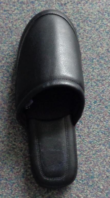 MANS MULE SLIPPER FOR INDOOR USE. THE UPPER IS MADE FROM POLYURETHANE (PU) WITH A TEXTILE SOLE. THE TEXTILE IS THE PREDOMINANT MATERIAL OF THE SOLE AND IS IN CONTACT WITH THE GROUND. THE TEXTILE SOLE HAS PASSED THE MARTINDALE ABRASION TEST AND PASSED AT 51,200 REVOLUTIONS.